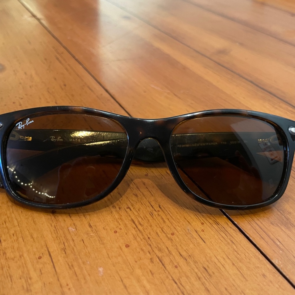Tortoise Shell Wayfarer Ray-Bans - image 7